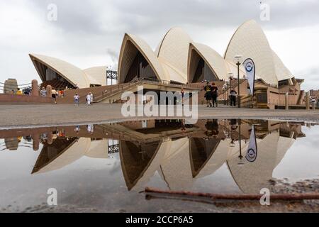 Image symétrique de l'Opéra de Sydney reflétée sur l'eau. Bâtiment classé au patrimoine mondial de l'UNESCO conçu par l'architecte Jorn Utzon. Sydney, Australie Banque D'Images