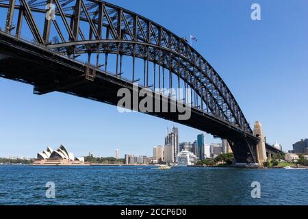 Photo de dessous le pont du port avec l'Opéra et la ville. Vue depuis le ferry public. Sydney, Australie Banque D'Images