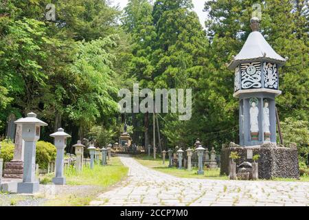 Cimetière Okunoin à Koya, Wakayama, Japon. Le mont Koya est classé au patrimoine mondial de l'UNESCO - sites sacrés et parcours de pèlerinage dans la chaîne de montagnes de Kii. Banque D'Images