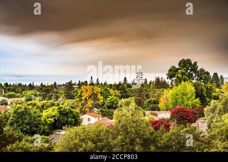Nuage de fumée créé par les feux de forêt du complexe de foudre LNU, CZU et SCU couvrant le ciel de la baie de San Francisco Sud et causant une mauvaise qualité de l'air acro Banque D'Images