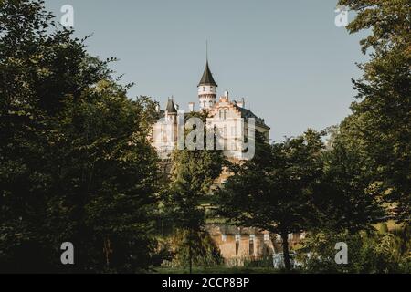 Vue sur le château de Radun dans le style de l'empire, point de repère connu à Radun en République tchèque, au-dessus de l'étang du château pendant la journée ensoleillée d'été Banque D'Images