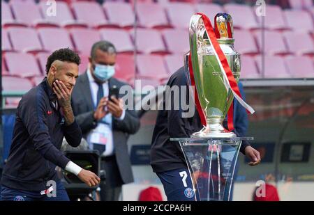 Lisbonne, Lissabon, Portugal, 23 août 2020. NEYMAR, PSG 10 à côté de la Ligue des champions Pokal, Trophaee, Pott, dans le match final de la Ligue des champions de l'UEFA, tournoi final FC BAYERN MUENCHEN - PARIS ST. Credit: Peter Schatz/Alay Live News Banque D'Images