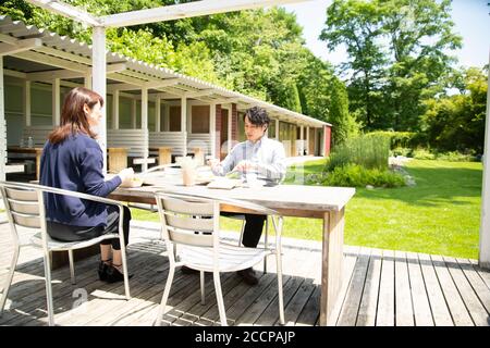 Un homme et une femme mûrs dînent sur la terrasse Banque D'Images