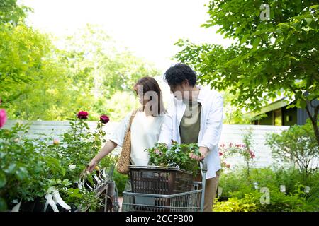 Couple d'âge mûr au Garden Shop Banque D'Images