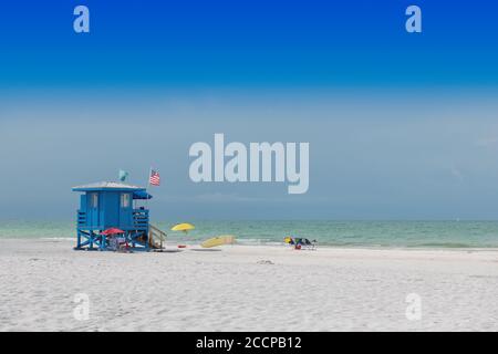 Maison de plage de maître-nageur lors d'une belle journée d'été avec océan et ciel bleu nuageux à Siesta Key Beach, Floride USA Banque D'Images