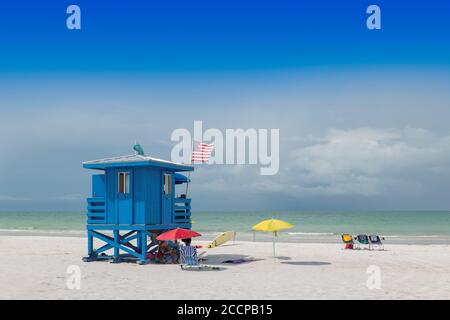 Maison de plage de maître-nageur lors d'une belle journée d'été avec océan et ciel bleu nuageux à Siesta Key Beach, Floride USA Banque D'Images