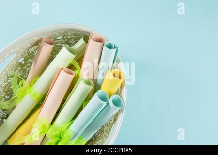 Vue à plat des rouleaux de papier couleur pastel dans le panier avec beaucoup d'espace de copie. Prise de vue en studio à l'intérieur. Banque D'Images