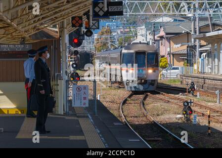 Wakayama, Japon - train à plusieurs unités diesel (DMU) KiHa série 85 à la gare de Shingu à Shingu, Wakayama, Japon. Banque D'Images