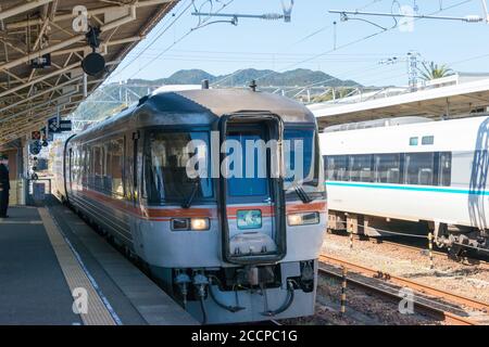 Wakayama, Japon - train à plusieurs unités diesel (DMU) KiHa série 85 à la gare de Shingu à Shingu, Wakayama, Japon. Banque D'Images