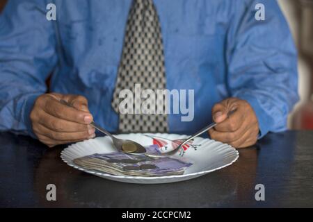 De l'argent indien sur l'assiette avec une fourchette et une cuillère. Concept d'entreprise. Mise au point partielle. Banque D'Images