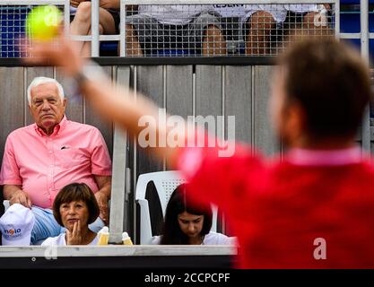 Prague, République tchèque. 22 août 2020. L'ancien président tchèque Vaclav Klaus, à gauche, regarde le joueur de tennis suisse Stanislas 'Stan' Wawrinka, à droite, en action lors de l'ouverture de Prague I. CLTK du match ATP Challenger Tour contre le russe Aslan Caratsev le 22 août 2020, à Prague, en République tchèque. Crédit : Roman Vondrous/CTK photo/Alay Live News Banque D'Images