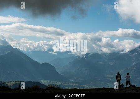 Les personnes bénéficiant d'une vue sur les Alpes depuis la montagne Berneuse à Suisse Banque D'Images