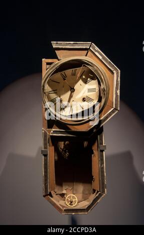 Une horloge murale, arrêtée à 11:02 et tordue et courbée par l'explosion atomique, exposée au Nagasaki Atom Bomb Museum. Japon, Banque D'Images