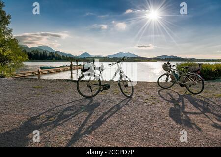 Plage de baignade avec palier en bois à la Hopfensee, en arrière-plan les montagnes Alp, Bavière, Allemagne Banque D'Images