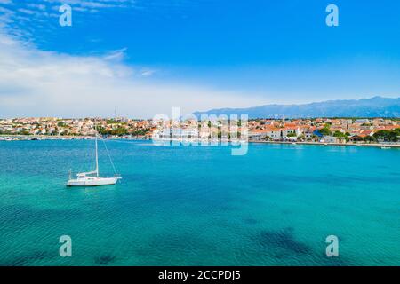 Vue aérienne de la marina et du front de mer dans la ville de Novalja sur l'île de Pag, Croatie, magnifique paysage de mer Adriatique Banque D'Images