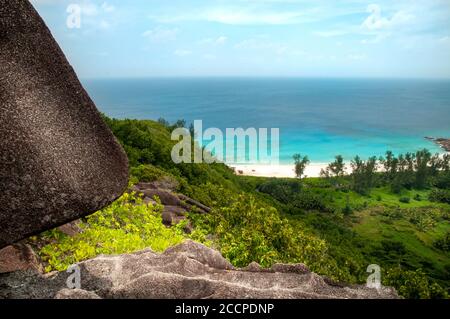 Vue en hauteur sur la côte de l'île la Digue et la baie en face de la petite Anse. Seychelles Banque D'Images