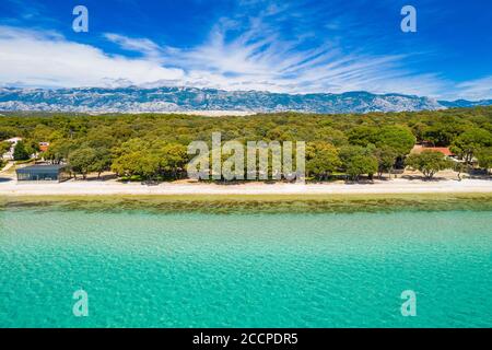 Croatie, île de Pag, belles stations touristiques, longues plages sous les pins, mer Adriatique le jour ensoleillé d'été. Vue aérienne de drone. Banque D'Images