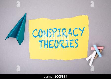 THÉORIES DU COMPLOT. Texte sur la feuille de notes, plan papier, symbole de gagner des objectifs, s'efforçant vers le haut Banque D'Images