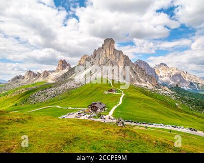 Passo Giau avec le mont Gusela en arrière-plan, Dolomites, ou Dolomiti Mountains, Italie. Banque D'Images