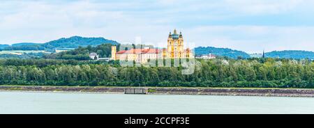 Vue panoramique sur l'abbaye de Melk, en allemand : Stift Melk, depuis le Danube. Autriche. Banque D'Images