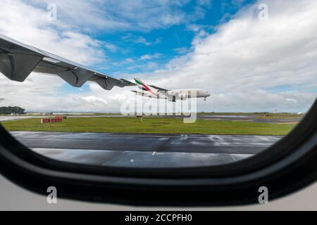 Un Airbus A380 Emirates atterrit à l'aéroport international d'Auckland. Banque D'Images