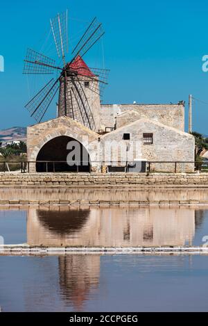 Moulins à sel et au musée du sel, près de la Nubie, au sud de Trapani, sur la côte ouest de la Sicile, en Italie. Banque D'Images