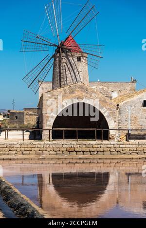 Moulins à sel et au musée du sel, près de la Nubie, au sud de Trapani, sur la côte ouest de la Sicile, en Italie. Banque D'Images