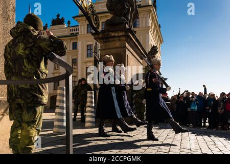 Soldats et touristes regardent la cérémonie de la relève de la Garde présidentielle à midi, Prazsky Hrad (Château de Prague), Hradcany, Prague Banque D'Images