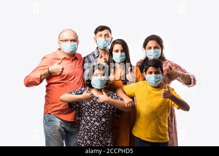 Famille indienne multigénération portant un masque médical protecteur pendant l'éclosion du coronavirus et de la grippe. Protection contre les virus et les maladies, quarantaine. COVI Banque D'Images