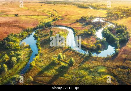 Vue aérienne de la magnifique rivière en courbe au lever du soleil en été Banque D'Images