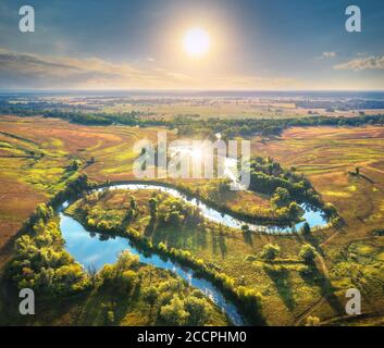 Vue aérienne de la magnifique rivière en courbe au lever du soleil en été Banque D'Images
