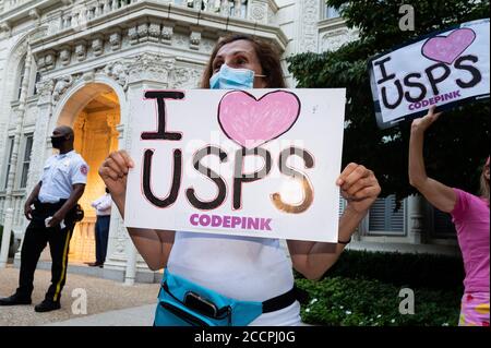 Washington, États-Unis. 23 août 2020. Les manifestants tiennent des écriteaux pendant la manifestation contre le général de poste Louis DeJoy. Crédit : SOPA Images Limited/Alamy Live News Banque D'Images