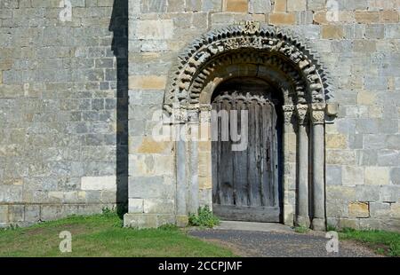 Porte normande de l'église Saint-Jean-Baptiste dans le village de Healaugh, dans le North Yorkshire, Angleterre Banque D'Images