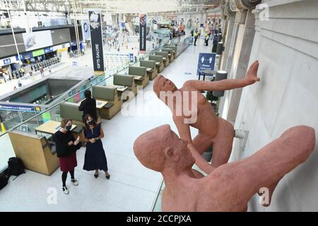 Les baigneurs de soleil, une sculpture de l'artiste hongrois Peter Laszlo Peri retourne à Londres Waterloo après une absence de près de 70 ans. La sculpture, initialement exposée à l'entrée de la station de métro accueillant les visiteurs du Festival de Grande-Bretagne en 1951, a été considérée comme perdue, mais elle a été redécouverte dans le domaine d'un hôtel du sud-est de Londres cassé et peint un rose pâle. Une campagne de financement participatif a permis de recueillir des fonds pour que les couches de peinture soient retirées afin de les restaurer à la couleur terre cuite d'origine embrassée par le soleil. Banque D'Images