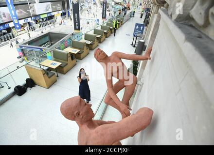 Les baigneurs de soleil, une sculpture de l'artiste hongrois Peter Laszlo Peri retourne à Londres Waterloo après une absence de près de 70 ans. La sculpture, initialement exposée à l'entrée de la station de métro accueillant les visiteurs du Festival de Grande-Bretagne en 1951, a été considérée comme perdue, mais elle a été redécouverte dans le domaine d'un hôtel du sud-est de Londres cassé et peint un rose pâle. Une campagne de financement participatif a permis de recueillir des fonds pour que les couches de peinture soient retirées afin de les restaurer à la couleur terre cuite d'origine embrassée par le soleil. Banque D'Images