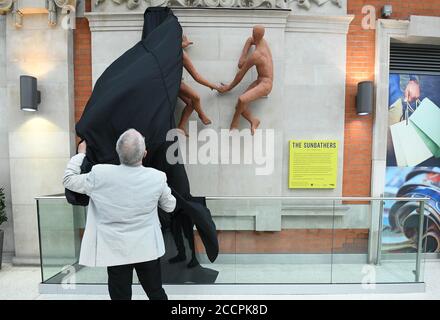 Sir Peter Hendy, président de Network Rail, dévoile les baigneurs de soleil, une sculpture de l'artiste hongrois Peter Laszlo Peri retourne à Londres Waterloo après une absence de près de 70 ans. La sculpture, initialement exposée à l'entrée de la station de métro accueillant les visiteurs du Festival de Grande-Bretagne en 1951, a été considérée comme perdue, mais elle a été redécouverte dans le domaine d'un hôtel du sud-est de Londres cassé et peint un rose pâle. Une campagne de financement participatif a permis de recueillir des fonds pour que les couches de peinture soient retirées afin de les restaurer à la couleur terre cuite d'origine embrassée par le soleil. Banque D'Images