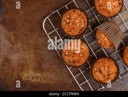 Muffins à la banane faits maison avec chips de chocolat et caramel salé. Dessert délicieux et sain pour le petit déjeuner. Mise au point sélective, vue de dessus Banque D'Images