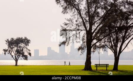 Paysage urbain de Perth depuis Southforeshore, en regardant la rivière Swan et l'horizon de la ville Banque D'Images