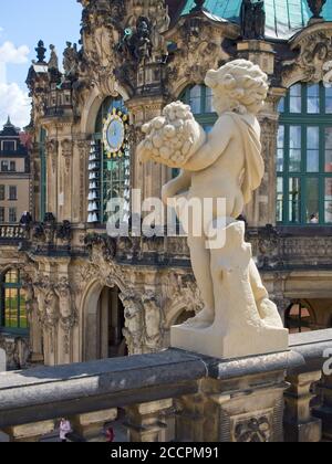 Dresde, Allemagne-7 juin 2017 : vue latérale depuis le balcon sur le clocher de Zwinger à Dresde. Statue au premier plan. Banque D'Images