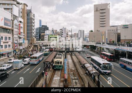 Nagasaki, Kyushu, Japon - Cityscape près de la gare de Nagasaki. Les transports en commun, y compris le vieux tramway et bus. Paysage urbain. Banque D'Images