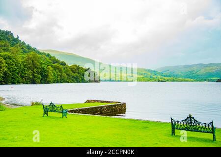 Bancs vides sur la rive du lac ullswater avec beau vue sur le lac Banque D'Images