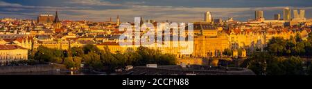 Panorama de Prague, capitale de la République tchèque, à la lumière du soleil couchant Banque D'Images