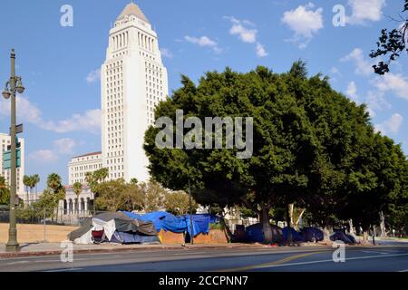 Los Angeles, CA, USA - 22 août 2020 : les sans-abri vivent dans des tentes dans la rue devant l'hôtel de ville Banque D'Images