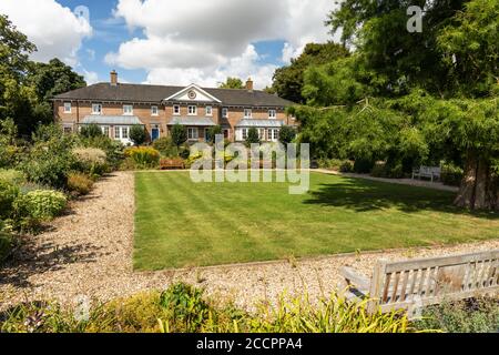 Les jardins publics formels de Wye House un bâtiment classé Grade 11 dans le centre de Marlborough, Wiltshire, Angleterre, Royaume-Uni Banque D'Images