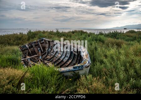 Reste d'un bateau de pêche sur l'herbe Banque D'Images