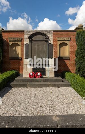 Le mémorial de guerre se souvient de ceux qui ont servi et sont tombés dans les guerres mondiales de 1914-1918 et de 1939-1945. Marlborough, Wiltshire, Angleterre, Royaume-Uni Banque D'Images