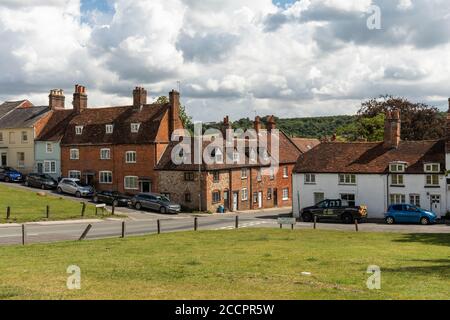 Maisons traditionnelles en terrasse sur le Green, Marlborough, Wiltshire, Angleterre, Royaume-Uni Banque D'Images