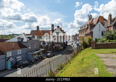 Vue en hauteur depuis l'église St Marys de New Road Marlborough et la rue High Street, Marlborough, Wiltshire, Angleterre, Royaume-Uni Banque D'Images