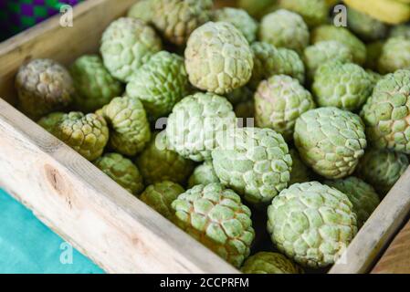 Pomme de sucre sur boîte en bois dans le marché des fruits asiatique / Annona sucreries ou ou pomme crème anglaise Banque D'Images