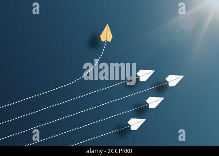 les avions en papier volent en formation dans une direction sur fond bleu et un patin en papier va dans une autre direction, brisant un nouveau sol et Banque D'Images